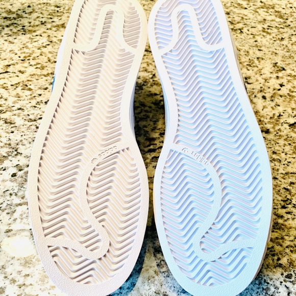 BNWOT MENS ADIDAS SUPERSTARS - Picture 2 of 3